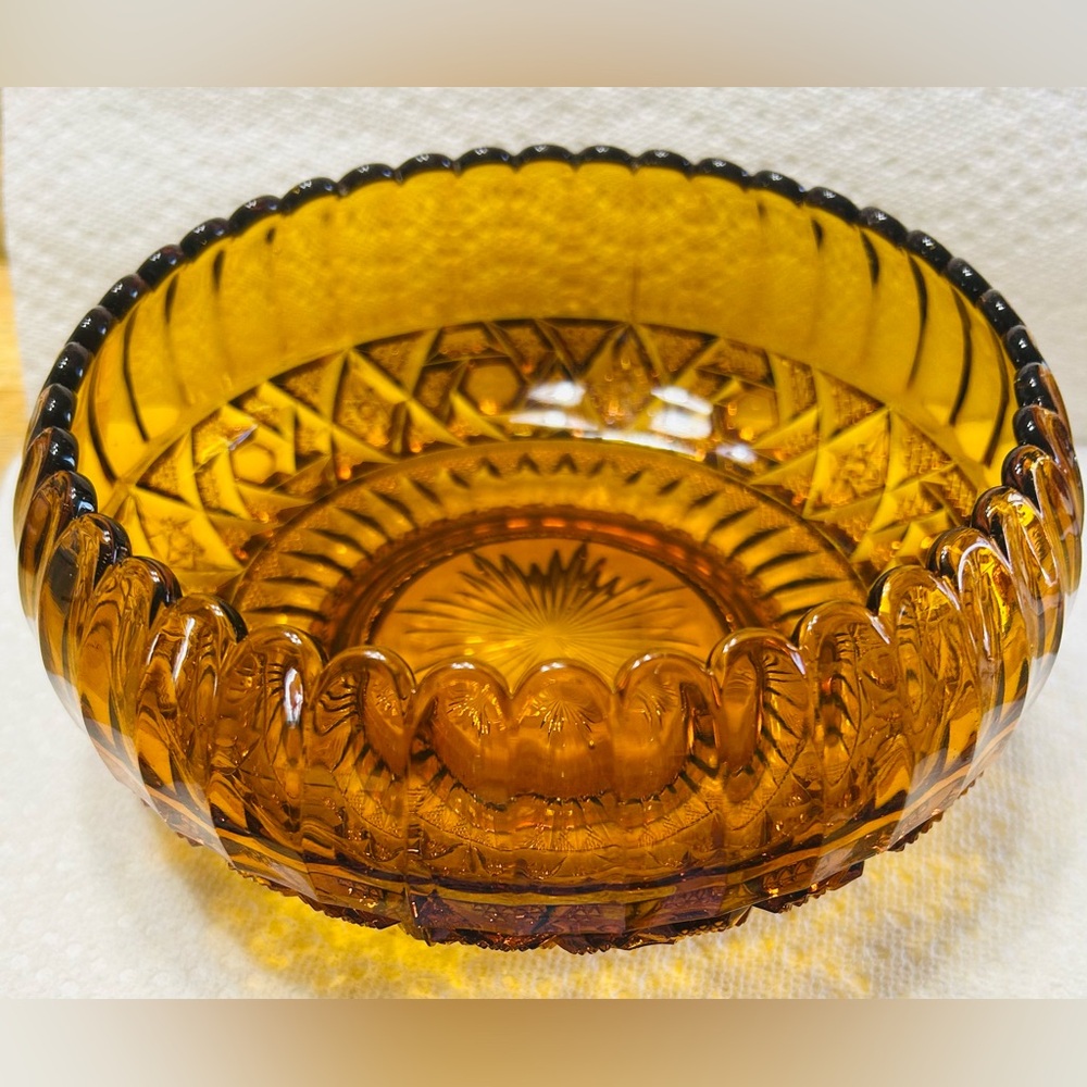 Vintage Indiana Glass bowl, Amber in color. Vibrant color, NO blemishes.